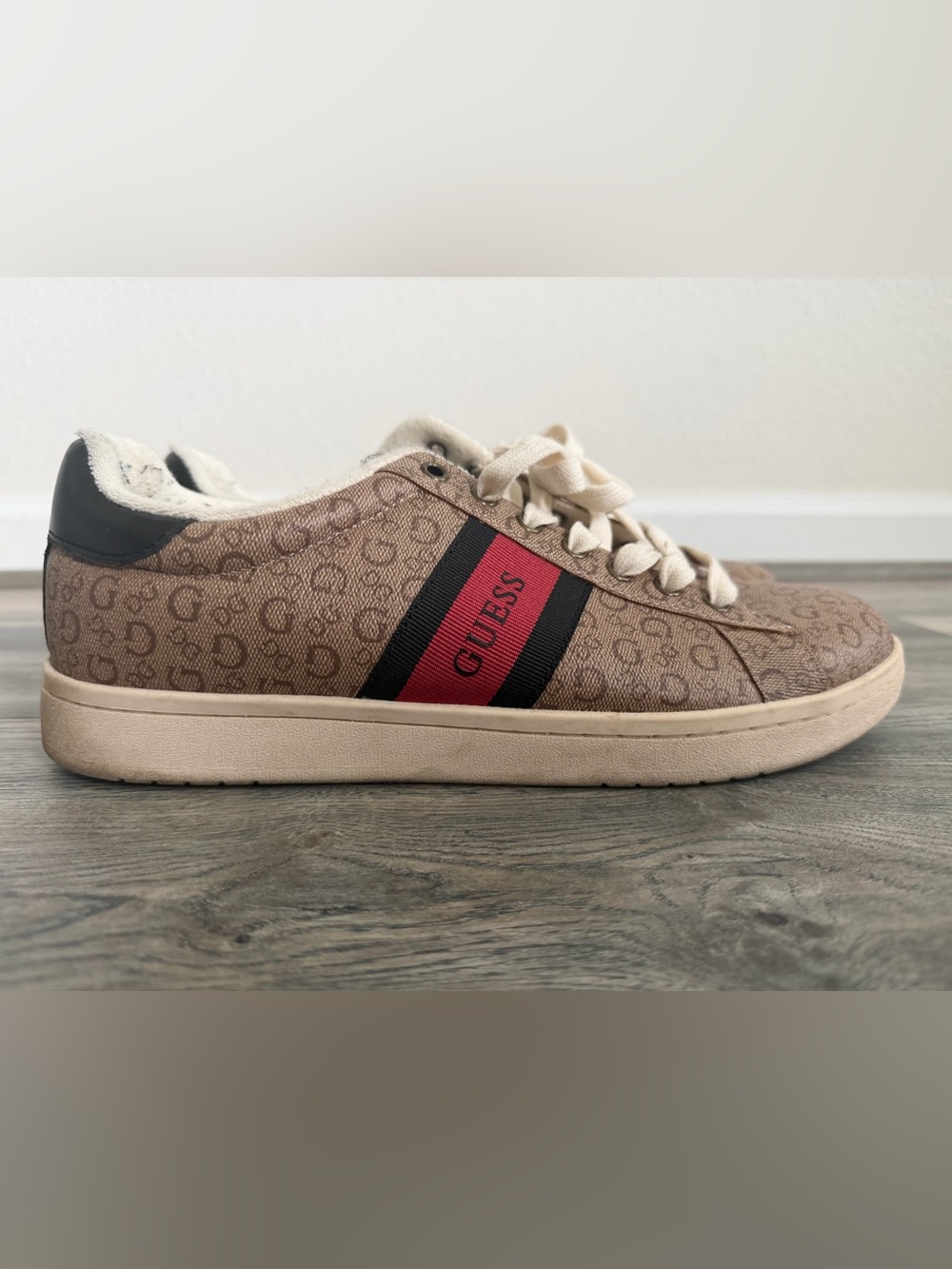 Guess Beige Monogram Sneaker with Red and Black Stripe Lomynz Mens size 10.5